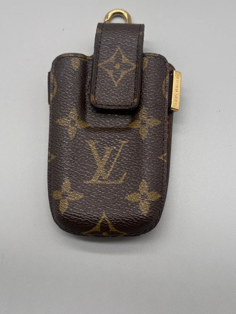 Louis Vuitton Monogram Canvas Etui Téléphone International (Model M63064).
